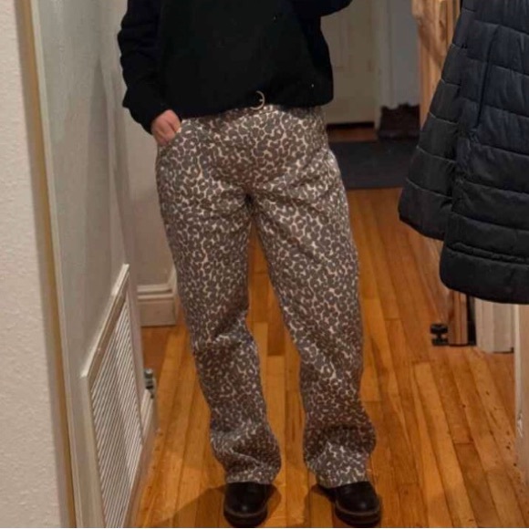 NWT- Women Mid Rise Relaxed Straight Leg- Brown Leopard Jean - Picture 4 of 8